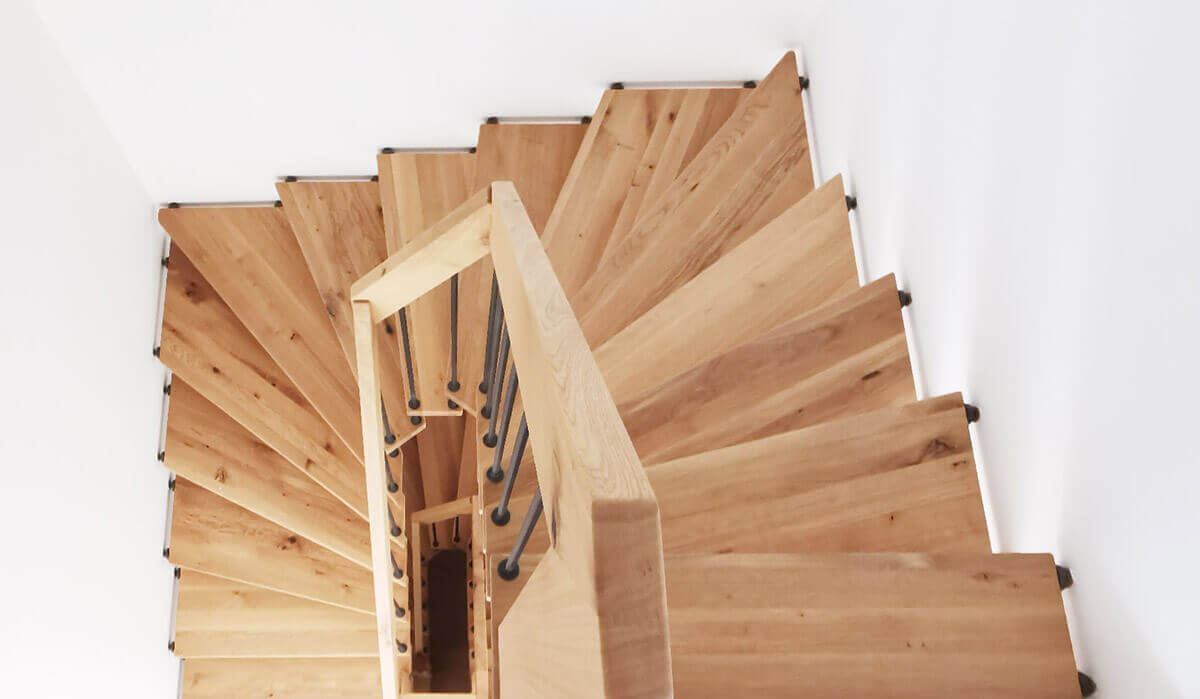 Der KLassiker - Die Bucher-Systemtreppe aus Holz mit tragendem Handlauf - Vorschaubild